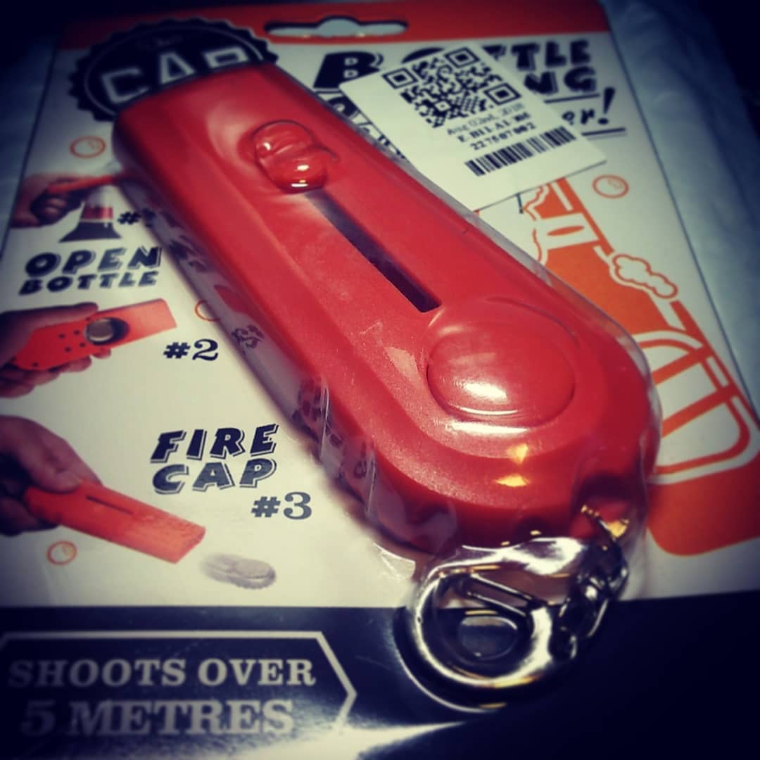 TLで話題になってた #BottleCapShooter 到着。これで #ボトル の #王冠 を開けて飛ばしまくって #スタッフ に怒られるまでが #お約束 。 #オタクバー