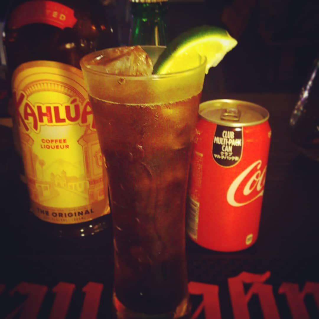 来週末の #アニメ #トークライブ 用オリジナル #カクテル 、 #アニメスタジオ 。 #スタジオ に転がってる #ドリンク ! #オタクバー