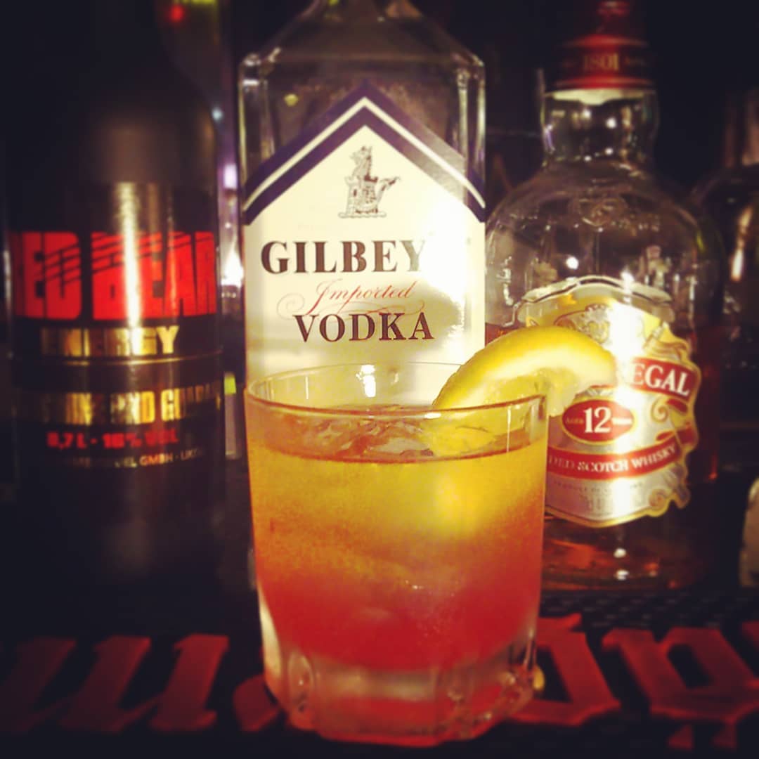 来週末の #アニメ #トークライブ 用オリジナル #カクテル 、 #アニメーター 。 #リキュール 3種の #プースカフェ 。 #オタクバー