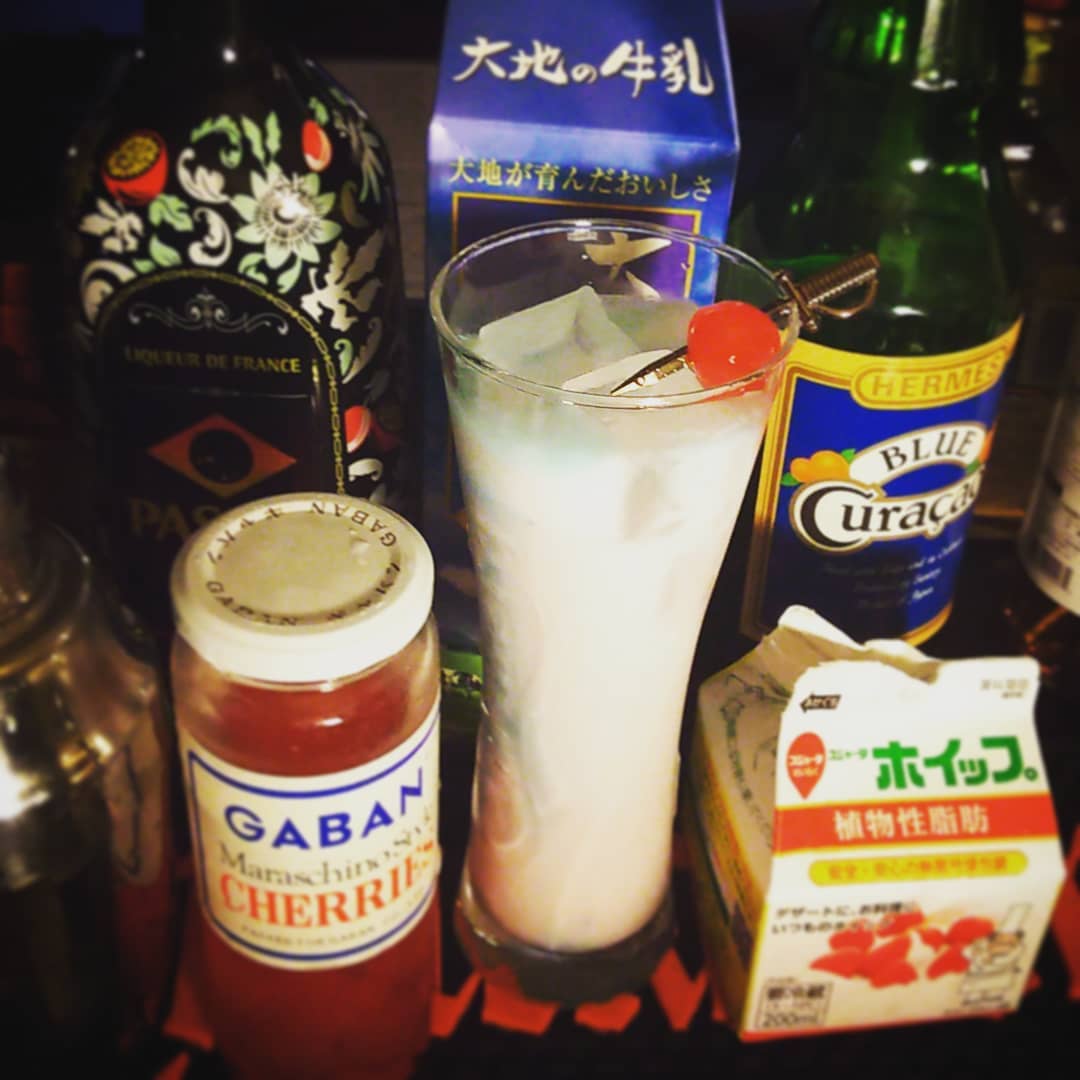 今週末の #ぢーな塾 用オリジナル #カクテル 、 #同人誌 。白と青と赤の #エクスタシー 。 #オタクバー