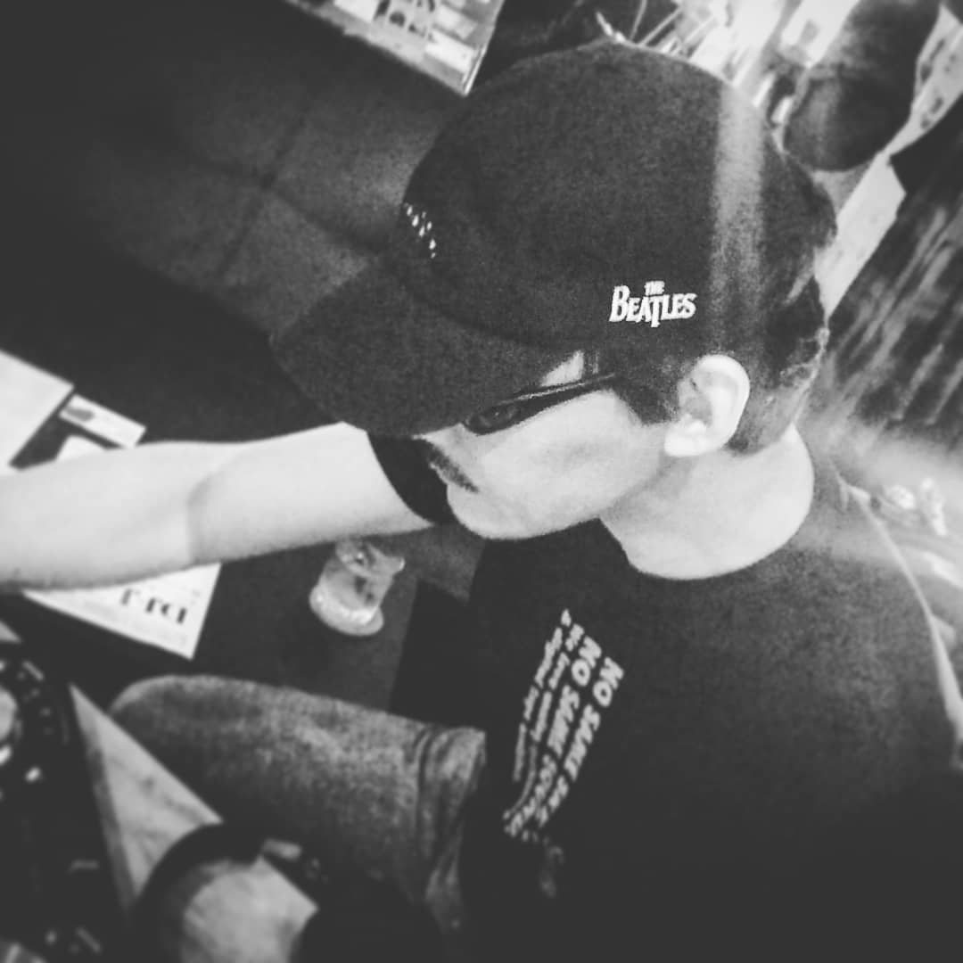 #DJ-J、 #ジョージハリスン 特集なので #ビートルズ のキャップ! #オタクバー