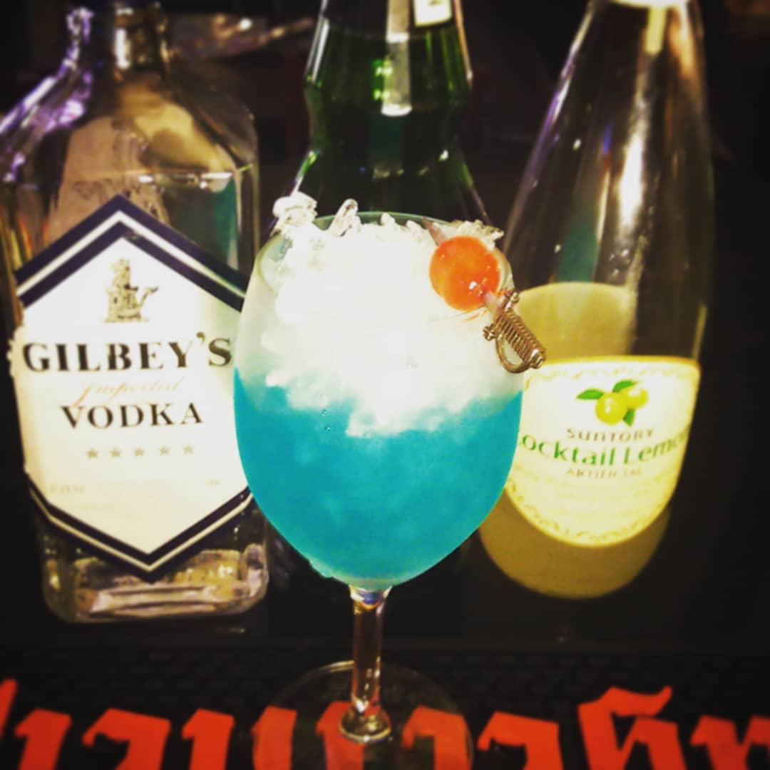 #ブルーラグーン 、さやわか! #ウオッカ #カクテル #オタクバー
