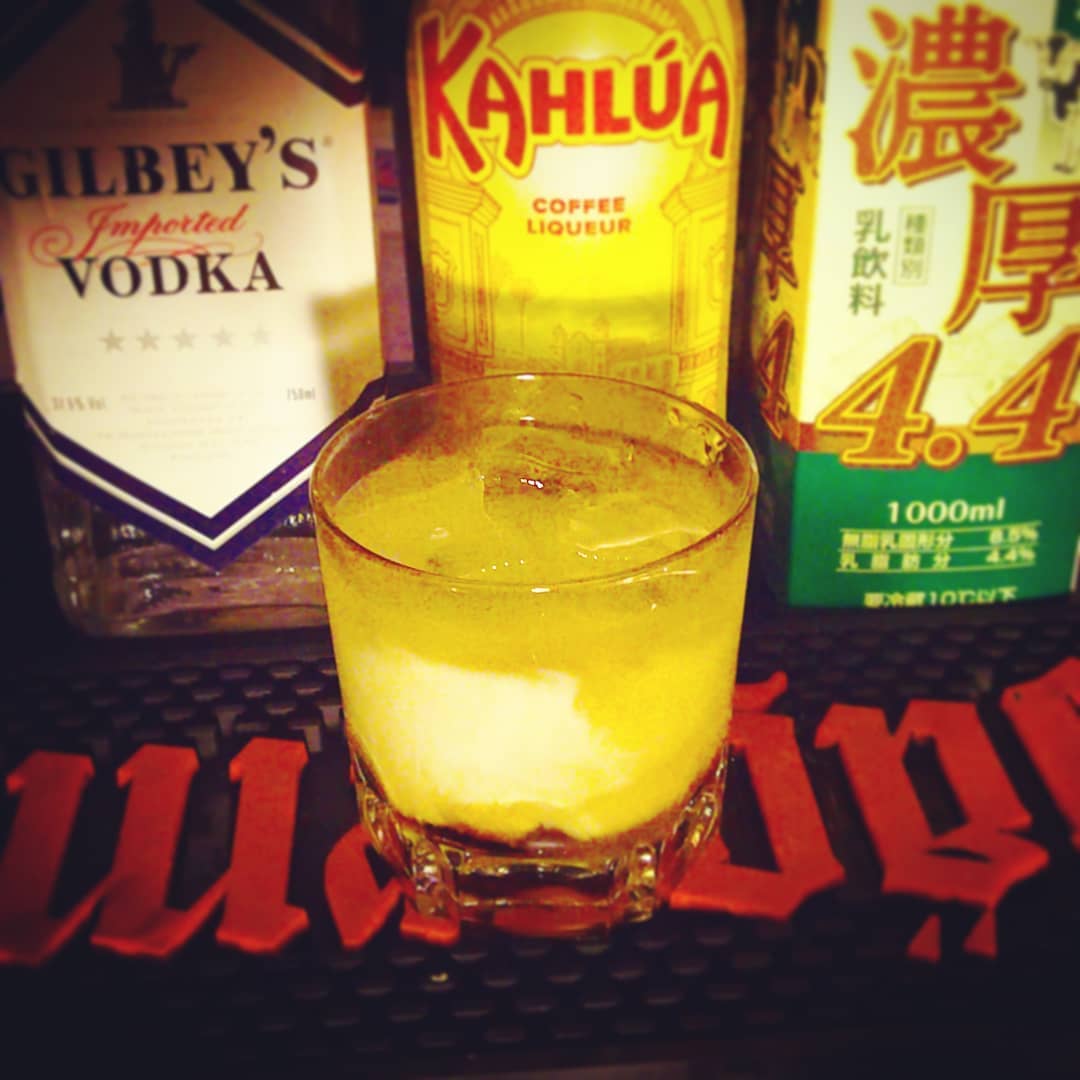 #ホワイトルシアン 、 #牛乳 バージョンで。 #カクテル #オタクバー