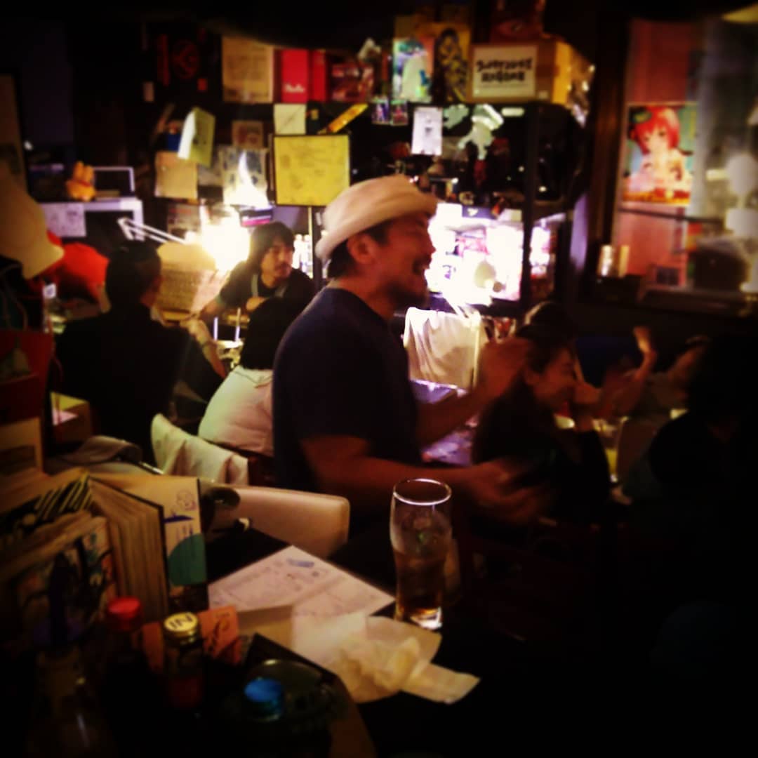 #投げ銭ライブ #酷く脂SHOW 、観客を巻き込んで大盛り上がり！ #オタクバー