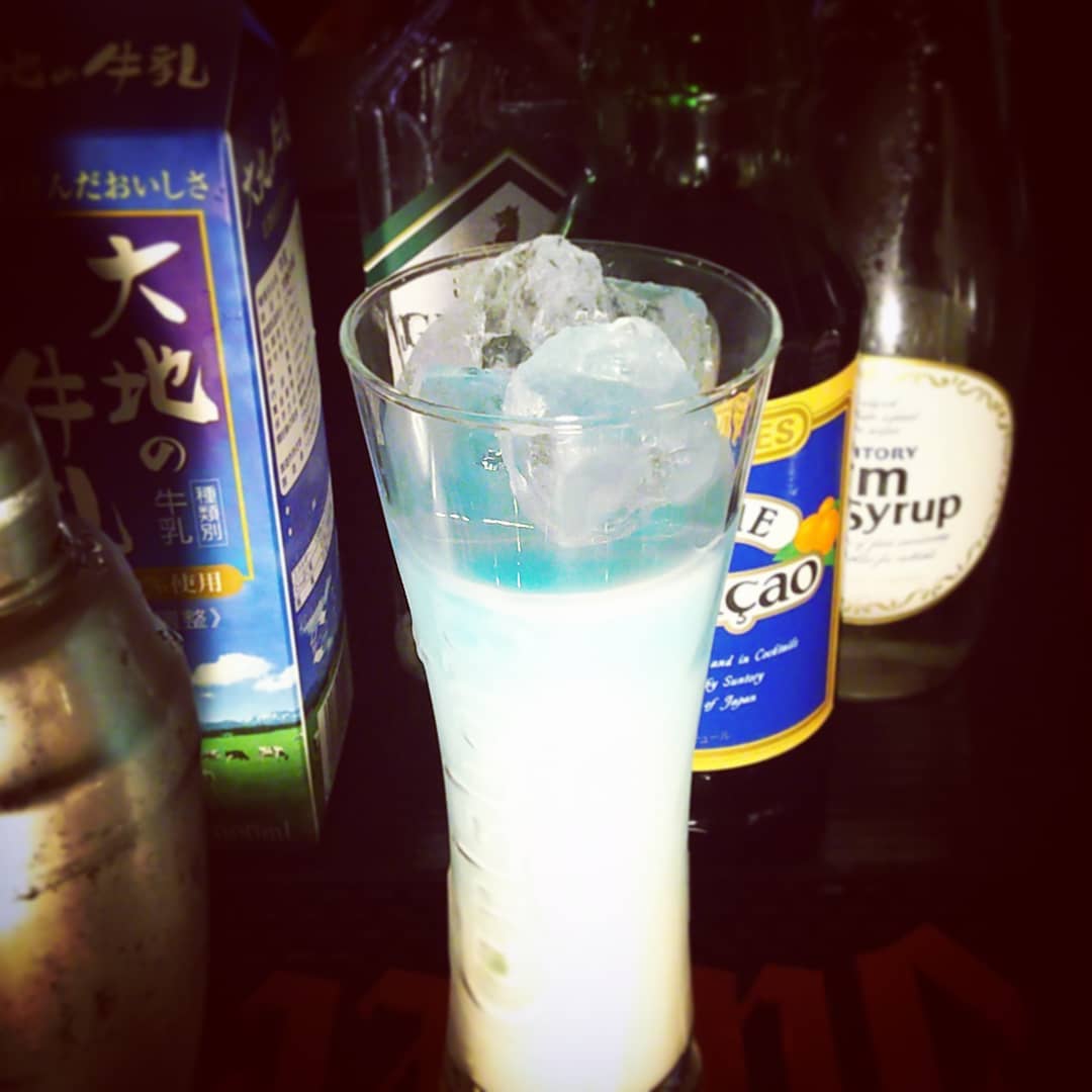 来週末の #オタク第一世代 #イベント 用オリジナル #カクテル 、 #ぱふ 。 #牛乳 ベースで青くて甘い!#オタクバー