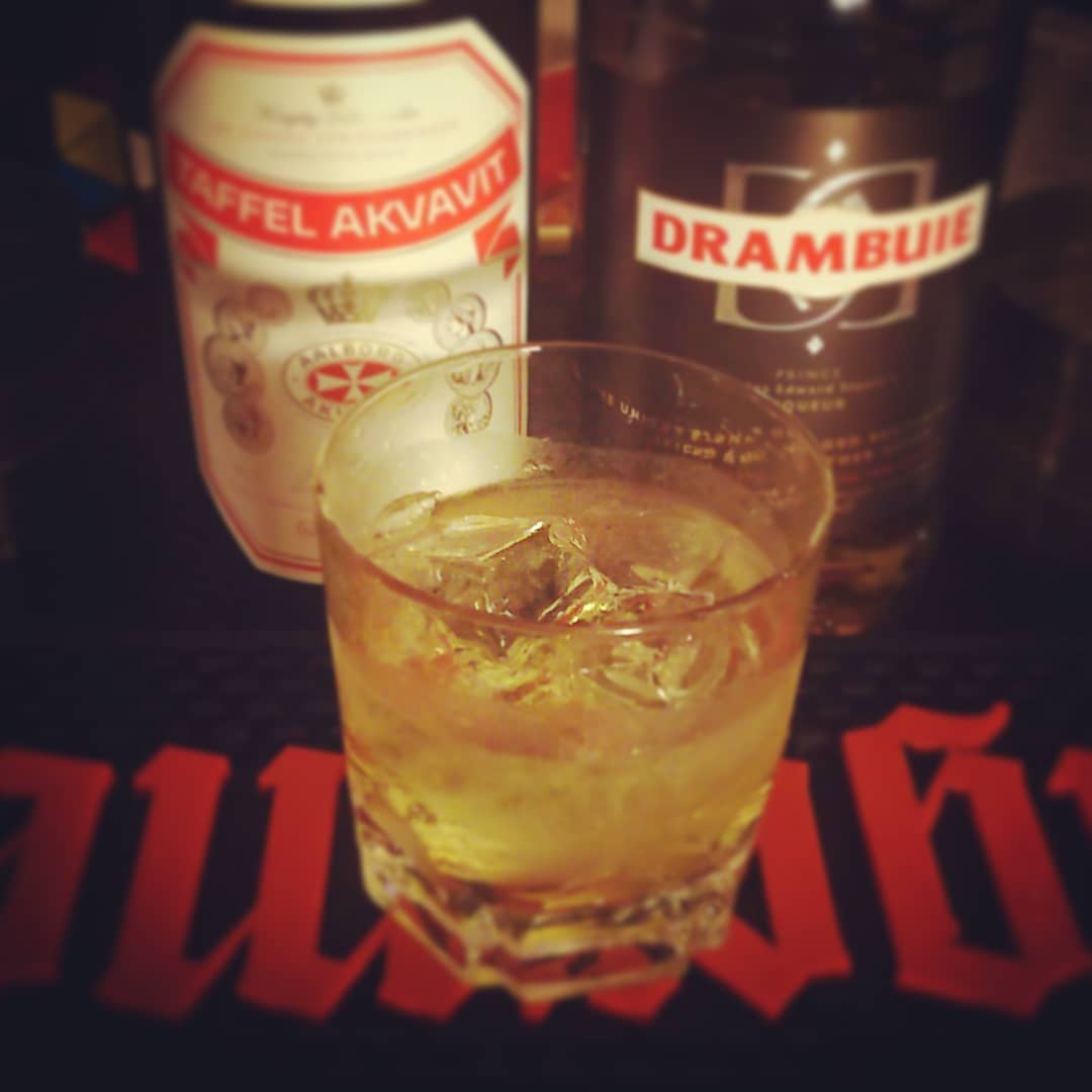 #常連 さんに教わりました、 #ゴールドラッシュ 。金色のきついやつ！ #カクテル #オタクバー