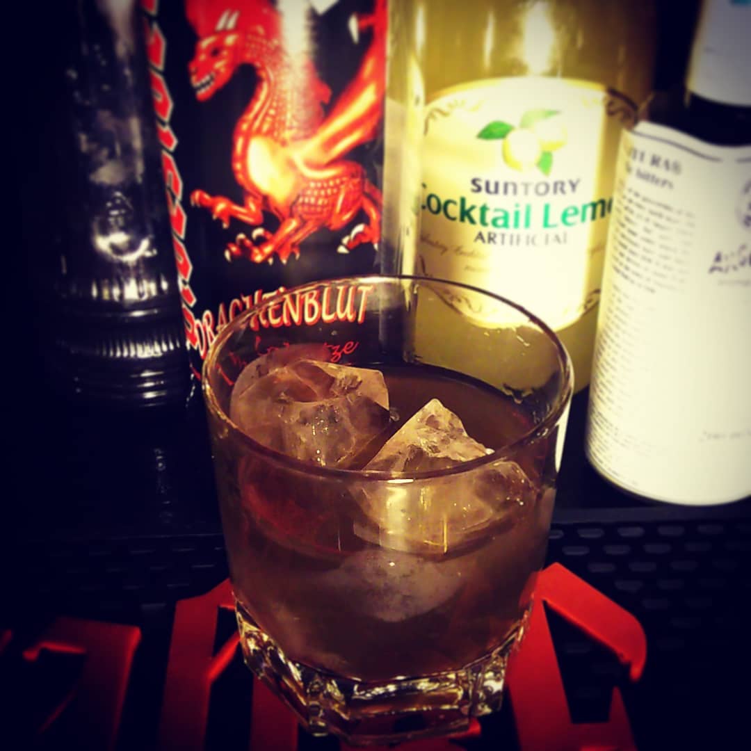 来週末の #オタク第一世代 #イベント 用オリジナル #カクテル 、 #モノリス 。黒くて強い! #オタクバー