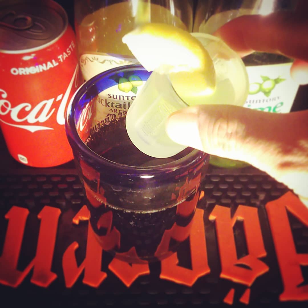 来週末の #フランクザッパ #イベント 用オリジナル #カクテル 、 #水を真黒に ( #LetsMakeTheWaterTurnBlack )。 #コーラ と #レモン ！ #オタクバー