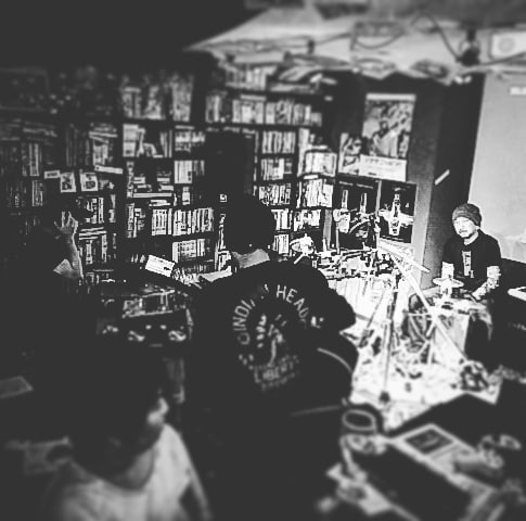 #ミニライブ 終了後、 #DJ-J氏と音響を確認する #TomeFuyaAcoUnit 。居合わせた #常連さん 感涙。 #オタクバー