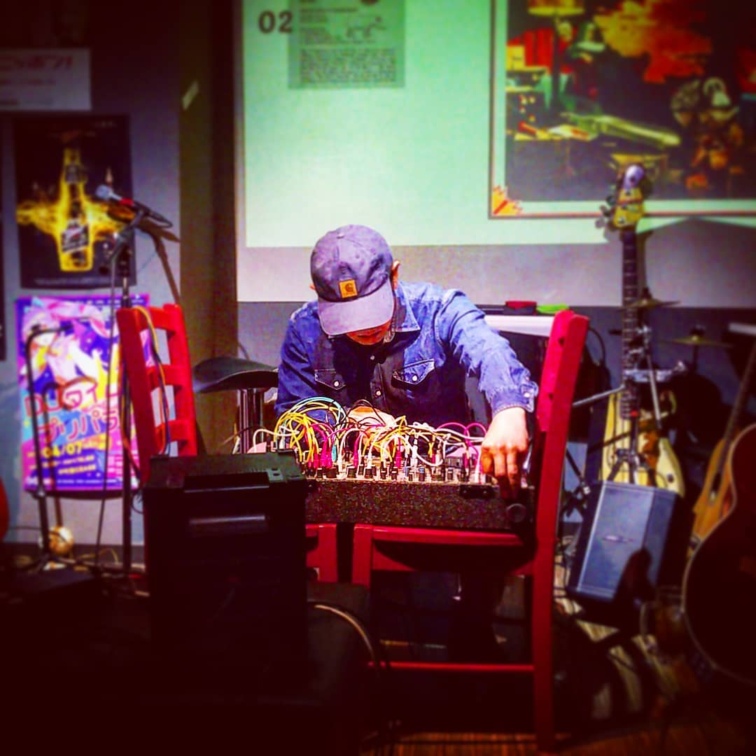 #DJ #イベント 、 #ミニライブ 、トップバッターは #theSoulSience さんの #アナログシンセ ! #オタクバー