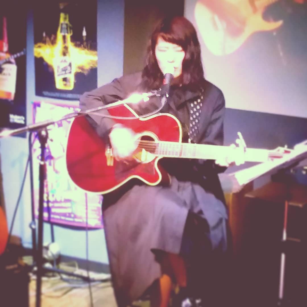 #DJ #イベント 、 #ミニライブ 、2番手はおニューのギター引っさげて #HAKU さん! #オタクバー