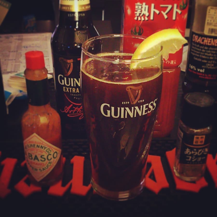 来週末の #ケルト音楽 #イベント 用オリジナル #カクテル 、 #アイリッシュハープ 。瓶に描かれてる #ギネス 使用。 #オタクバー