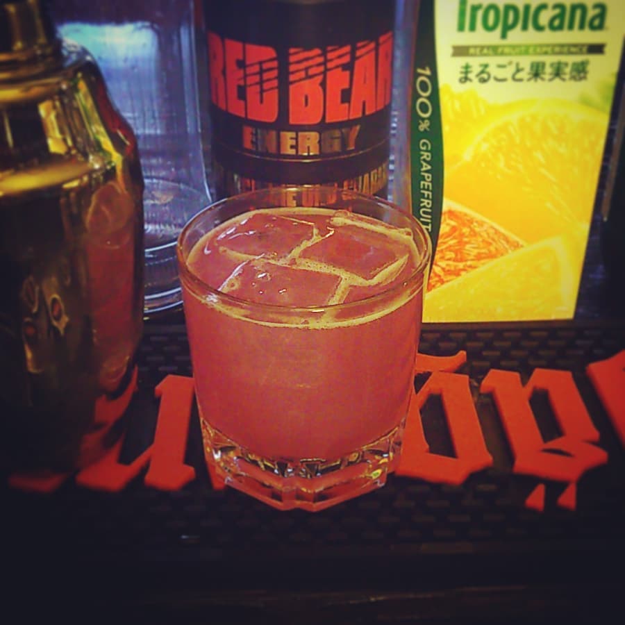 来週末の #ぢーな塾 #昭和ロボアニメ #イベント 用オリジナル#カクテル 、 #秘密兵器 。黒くてピンクで強い! #オタクバー