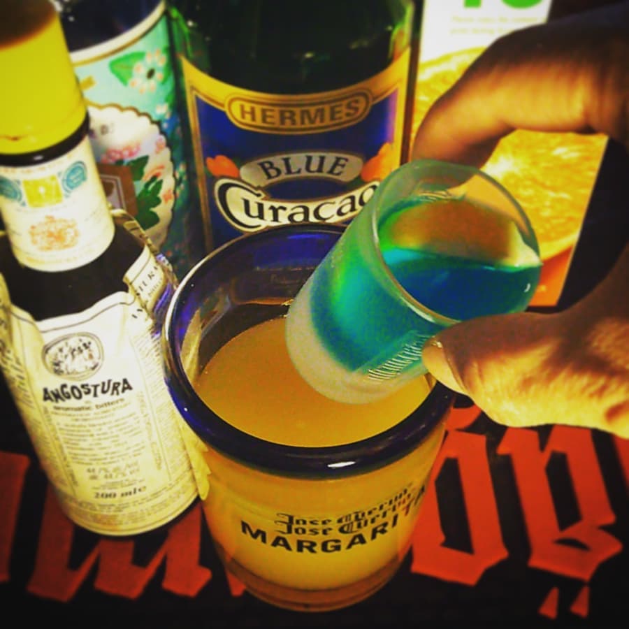 来週末の #ぢーな塾 #昭和ロボアニメ #イベント 用オリジナル#カクテル 、 #変形合体 。オレンジとブルー! #オタクバー