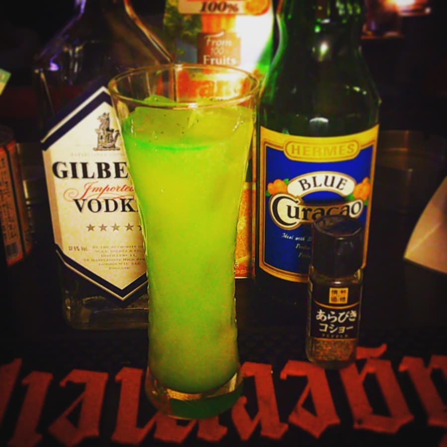 来週末の #ぢーな塾 用オリジナル #カクテル 、 #漫画編集者 。オレンジ色に青が差す! #オタクバー