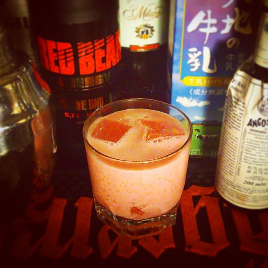 来週末の #ぢーな塾 用オリジナル #カクテル 、 #漫画企画屋 。口当たりがいいけど赤くてきつい! #オタクバー