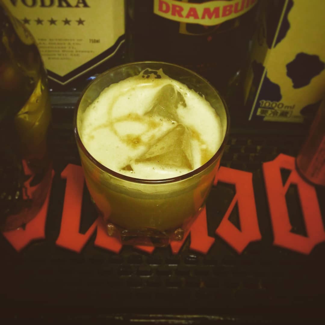 来週末の #ドラム特集 #イベント 用オリジナル #カクテル 、 #ボンゾ 。ウオッカベースで表面に彼の #シンボルマーク 。 #オタクバー