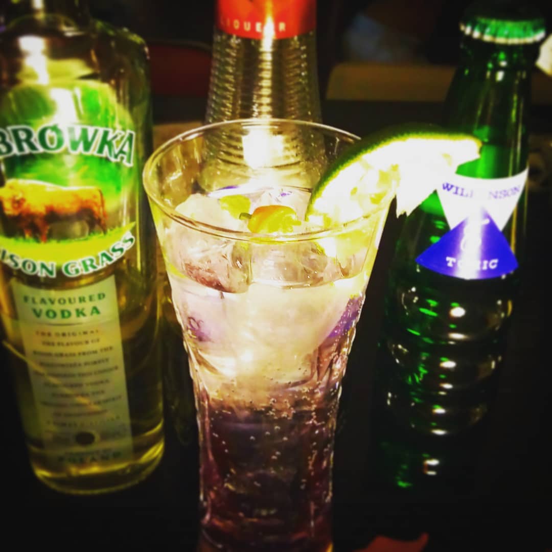 再来週末の #はっぴいえんど #イベント 用オリジナル #カクテル 、 #春爛漫 。 #桜餅 と #すみれ の香りのリキュールに #キスチョコ 仕様。 #オタクバー