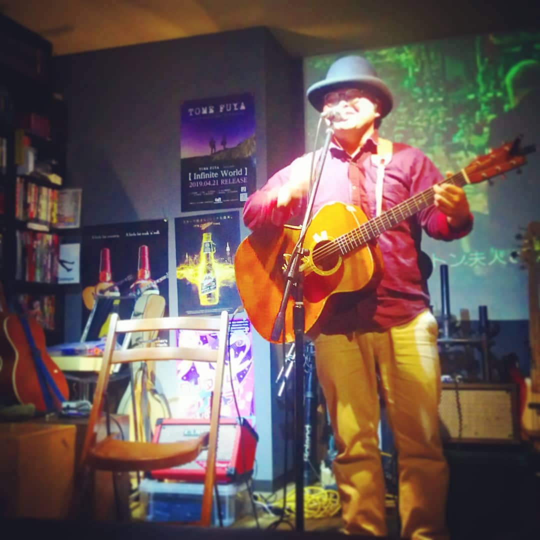 #投げ銭ライブ #酷く脂SHOW 、2番手は“空席の横で音楽を奏でる” #TOTWORKS ! #オタクバー