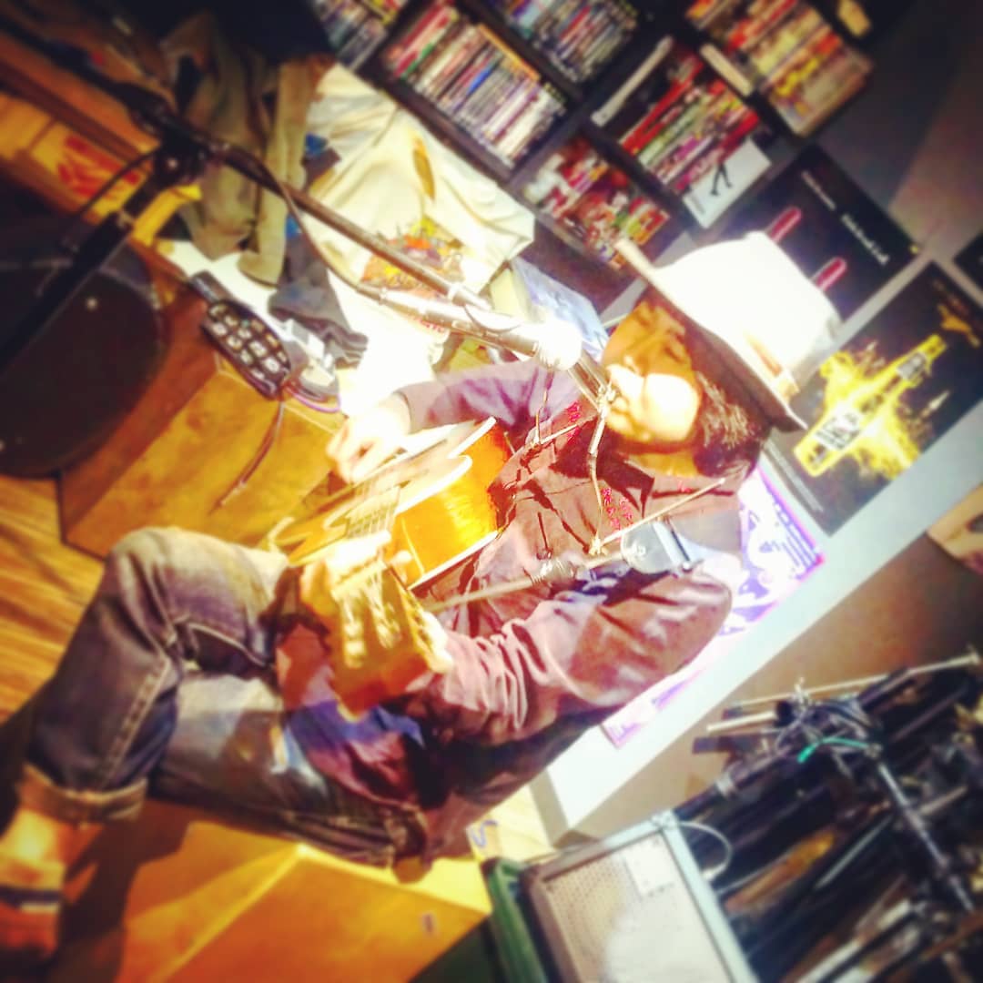 #投げ銭ライブ #酷く脂SHOW 、トップバッターは #GEN ! #オタクバー