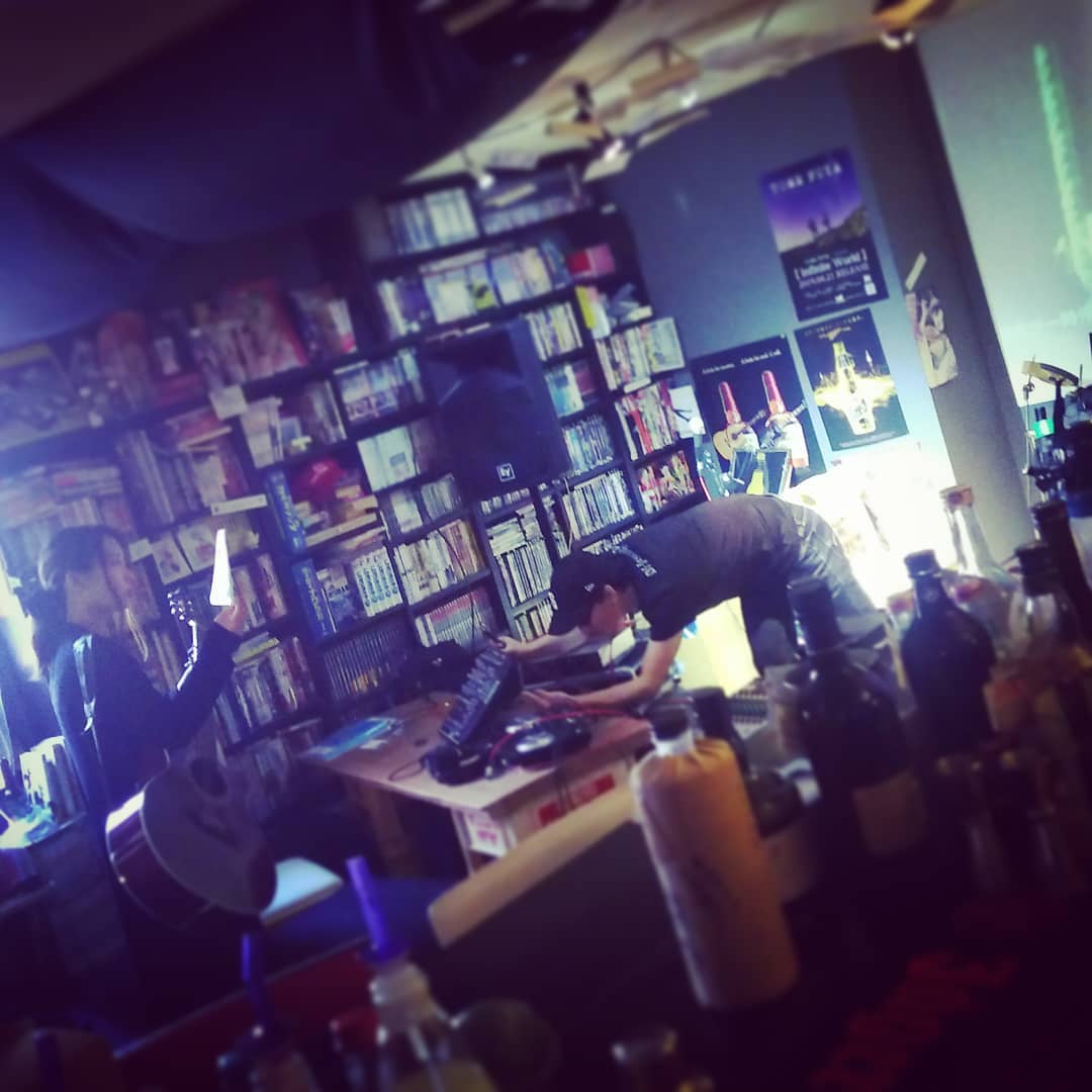 本日の #ミニライブ は19時開始です、お急ぎください。#オタクバー