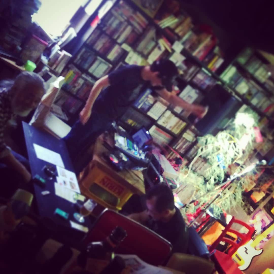 本日は #DJ-J #イベント、#ビートルズ特集 とライブ♪ 開店です! #オタクバー