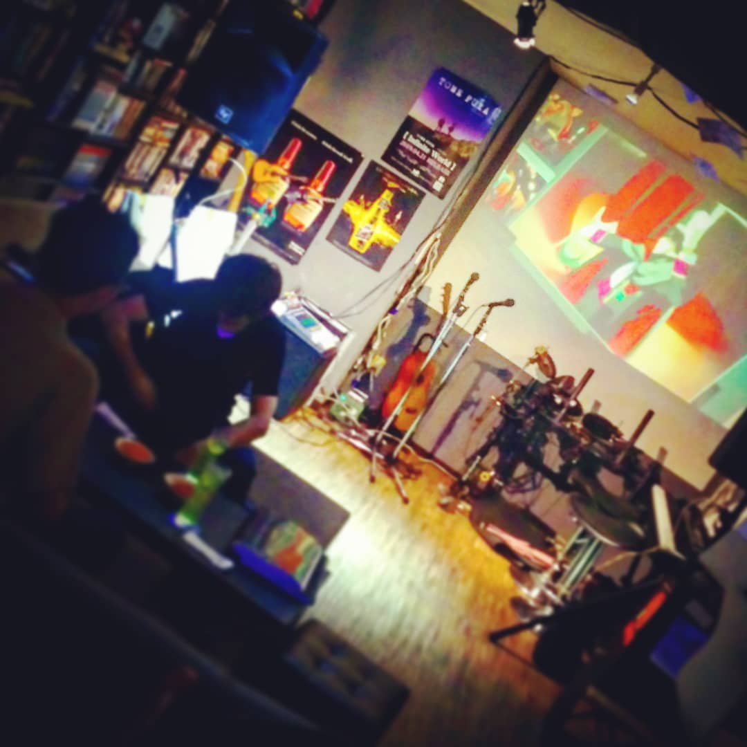 明日は #SF大会 と当店 #ライブイベント ！　オープンから常連さんもいらして開店です♪ #オタクバー