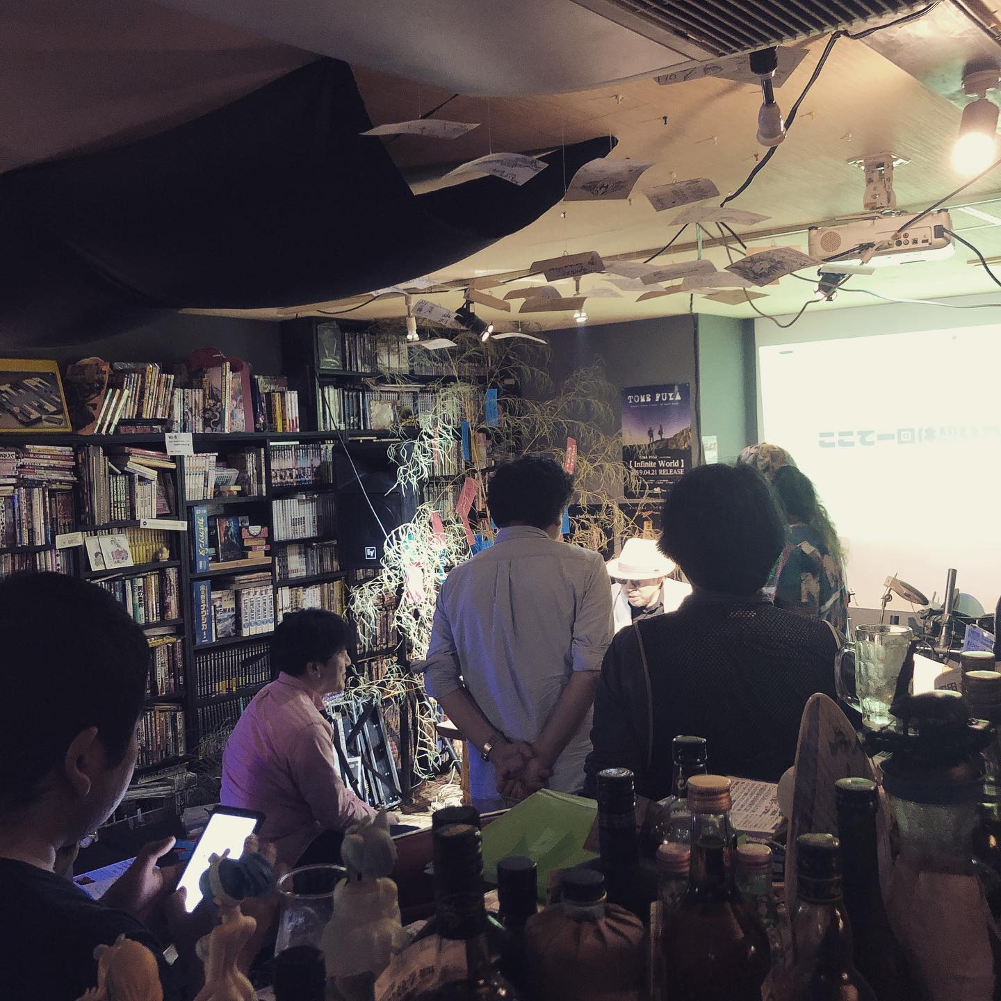 休憩中も熱くトーク♪ #オタクバー #セル画