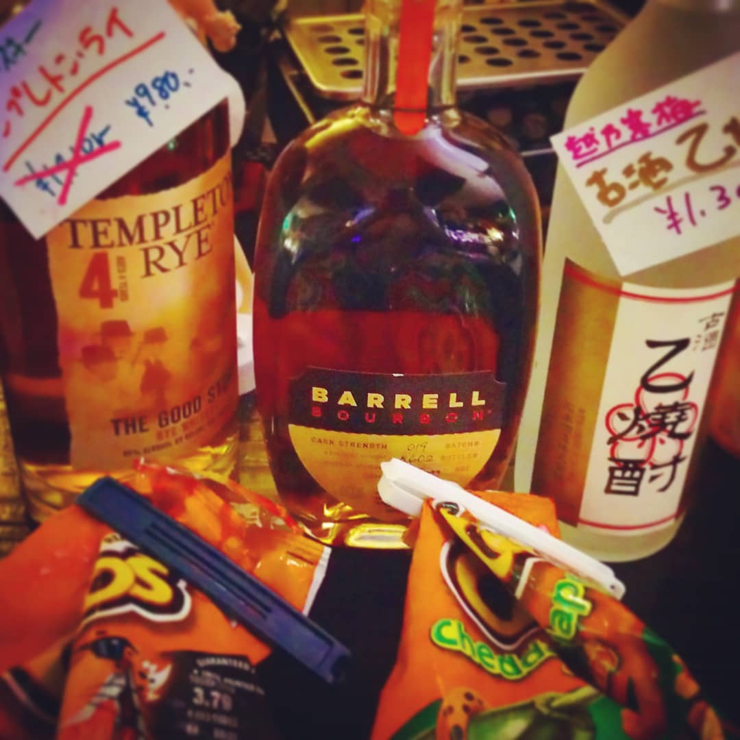 #アメリカ から #激辛スナック、#ライウイスキー、#レアバーボン、新潟から #越乃寒梅古酒乙焼酎 仕入れて開店です♪ #オタクバー
