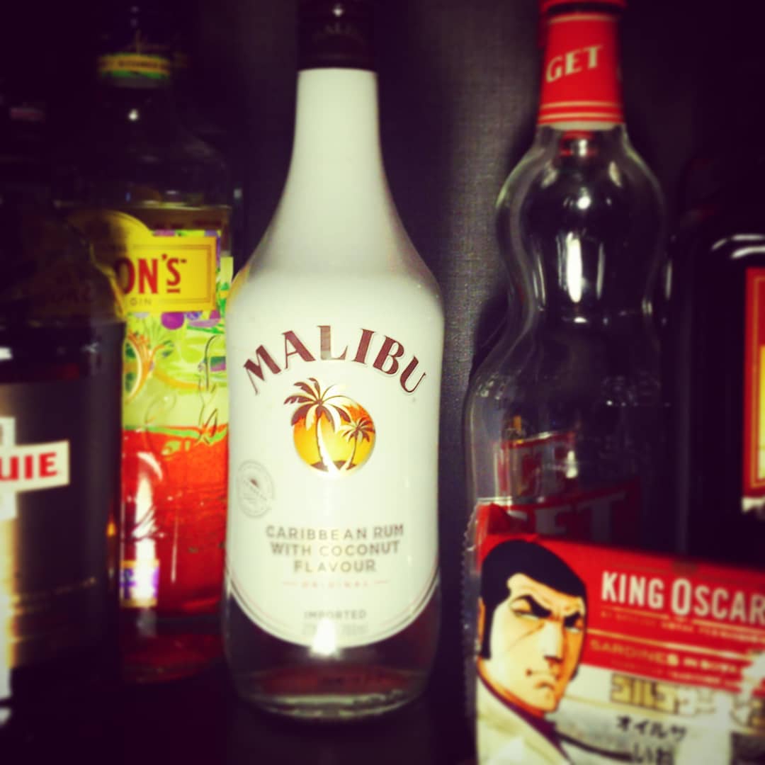 オープンから常連さん来たる、#マリブサーフ 作りました。開店です♪ #オタクバー