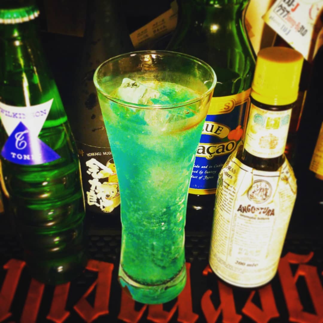 来週末の #ぢーな塾「#左手デバイスO2の進撃」用オリジナル #カクテル、#左手デバイス。左手の一升瓶! #オタクバー