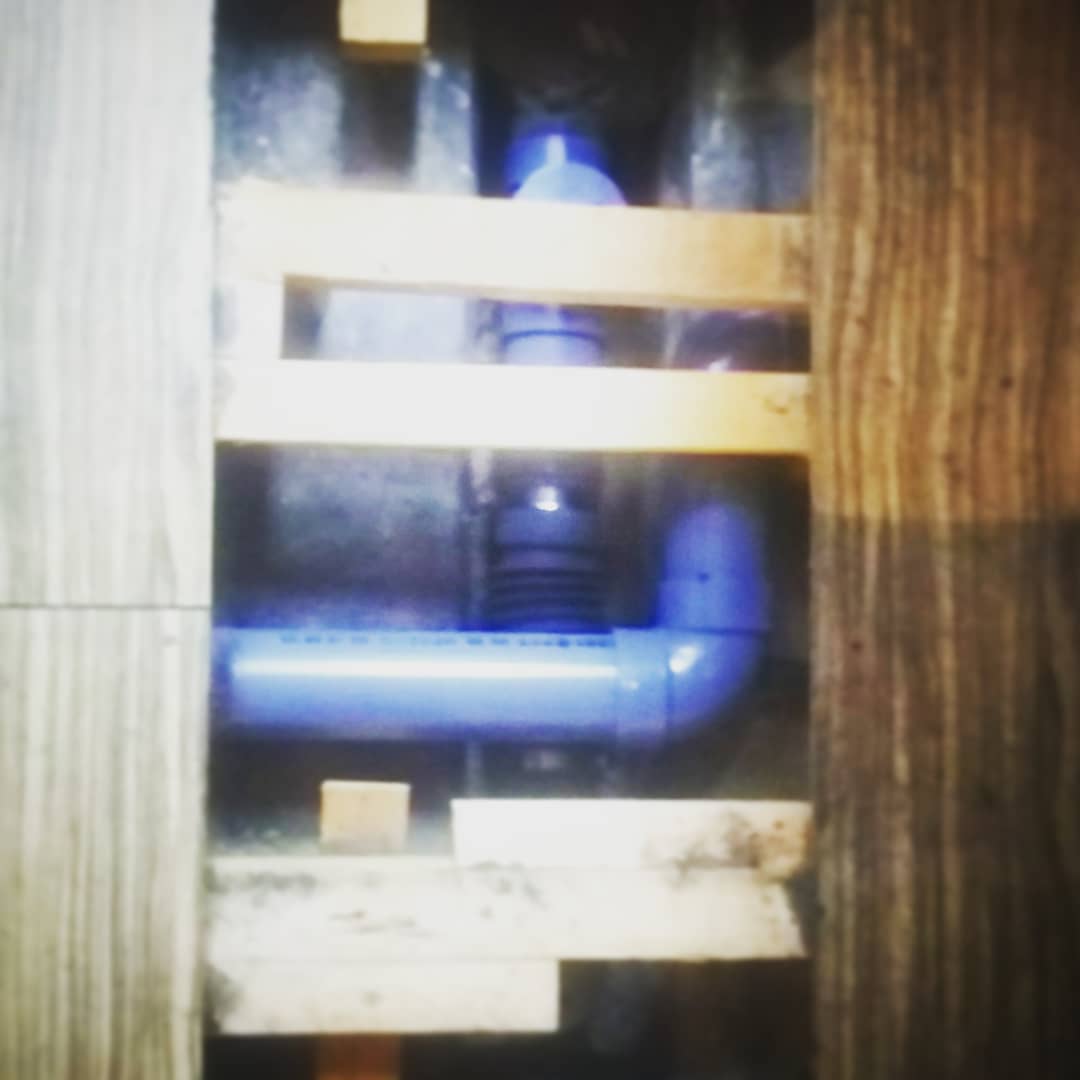 床板を剥がして #水漏れの原因 を探りつつ、本日も手の混んだフード&グラス無しで開店です。 #オタクバー