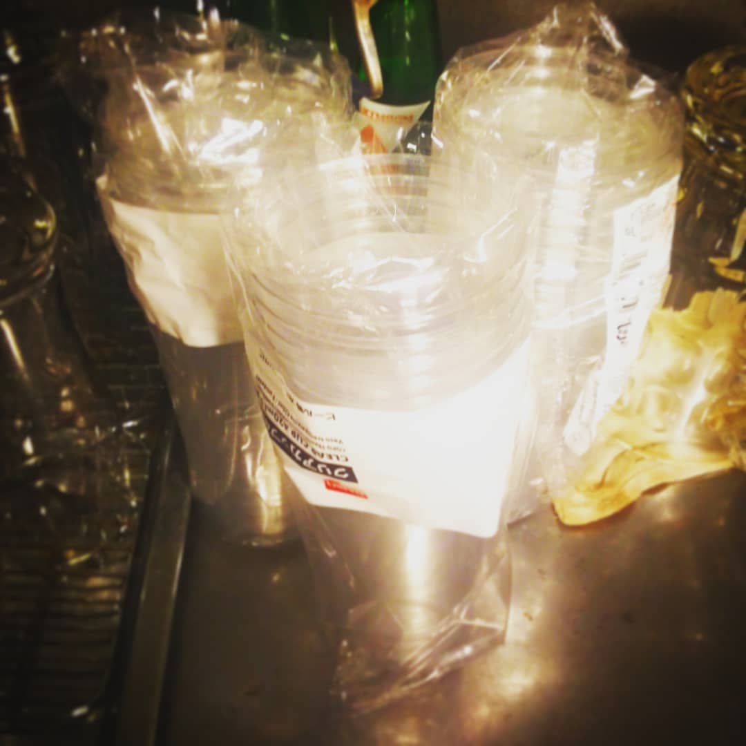 本日、水回りの事情で、手の混んだフードなし、ドリンクはプラコップでの提供となります。ご理解よろしくお願いします。開店です。#オタクバー