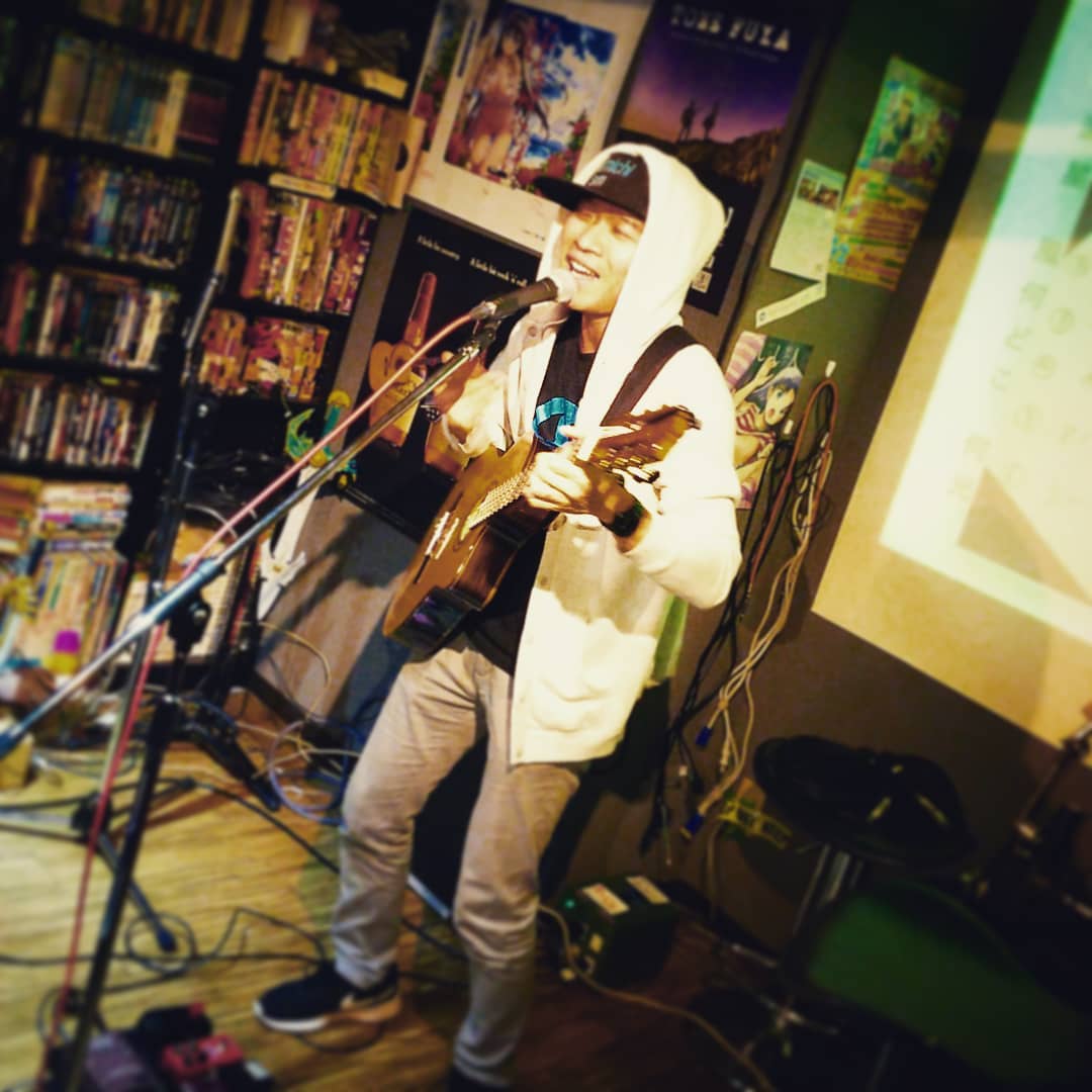 #DJ-J #クラブSwingBy ミニライブのトリは #裏道「#乱交パーティ」 ♪ #オタクバー