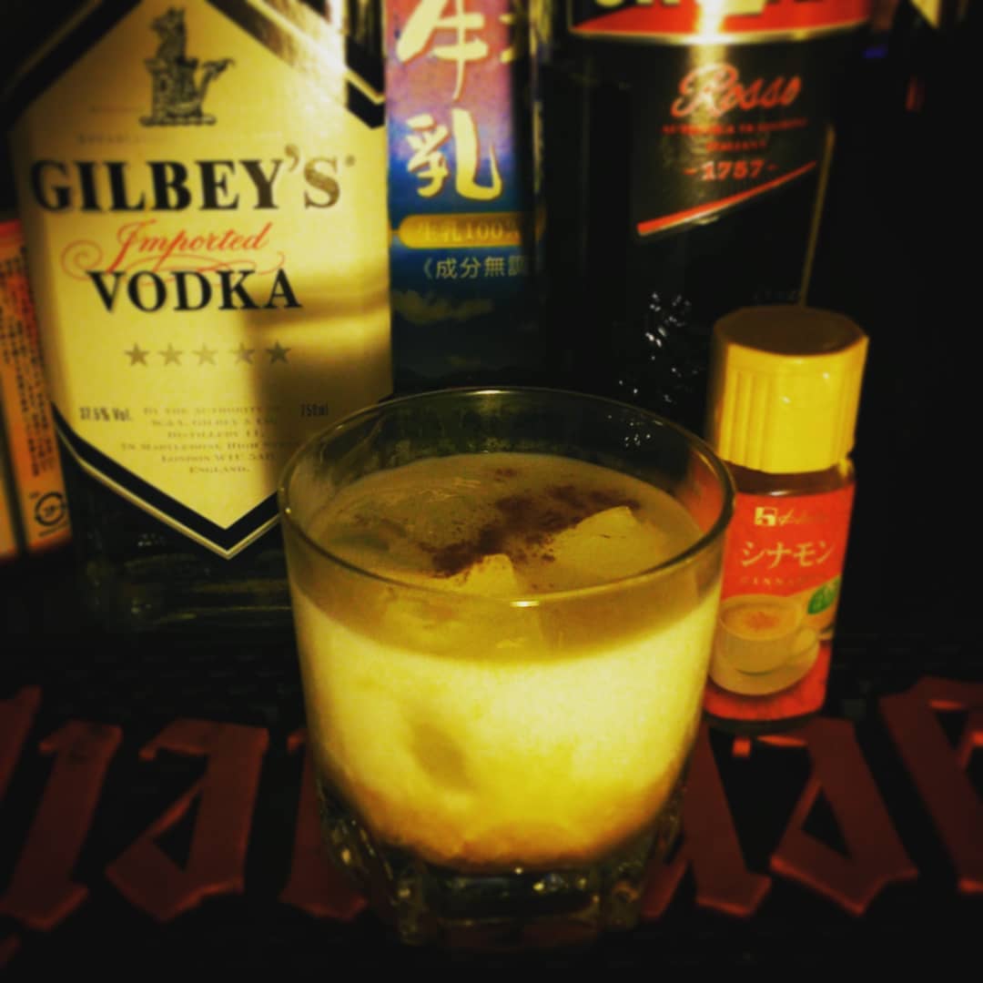 再来週頭の #ぢーな塾「#ガイナックス電撃大王のおもひでぽろぽろ」用オリジナル #カクテル、#電撃大王。軽い口当たり、芳香、パンチのある奥底。#オタクバー