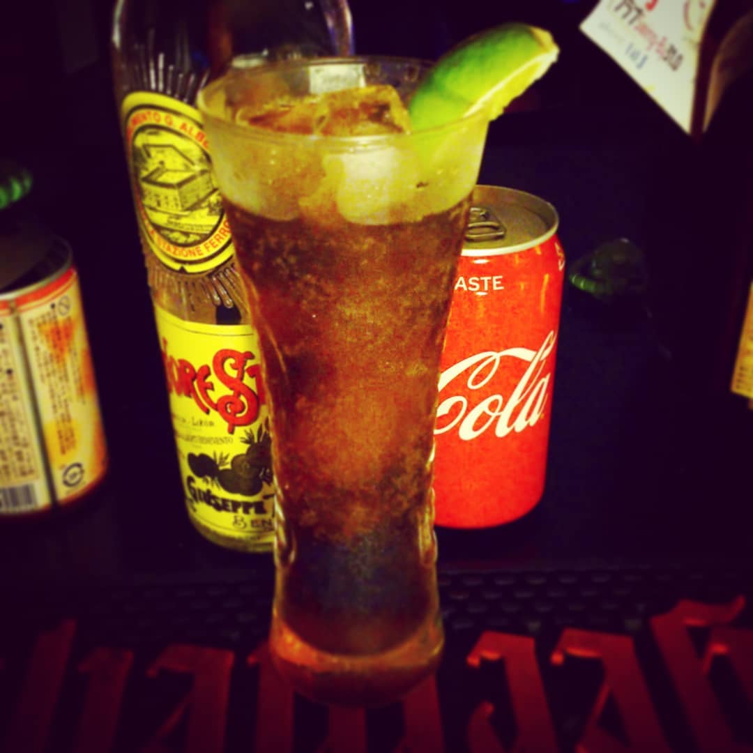 再来週頭の #ぢーな塾「#ガイナックス電撃大王のおもひでぽろぽろ」用オリジナル #カクテル、#ガイナックス。魔女のリキュールにレモンとコーク。#オタクバー