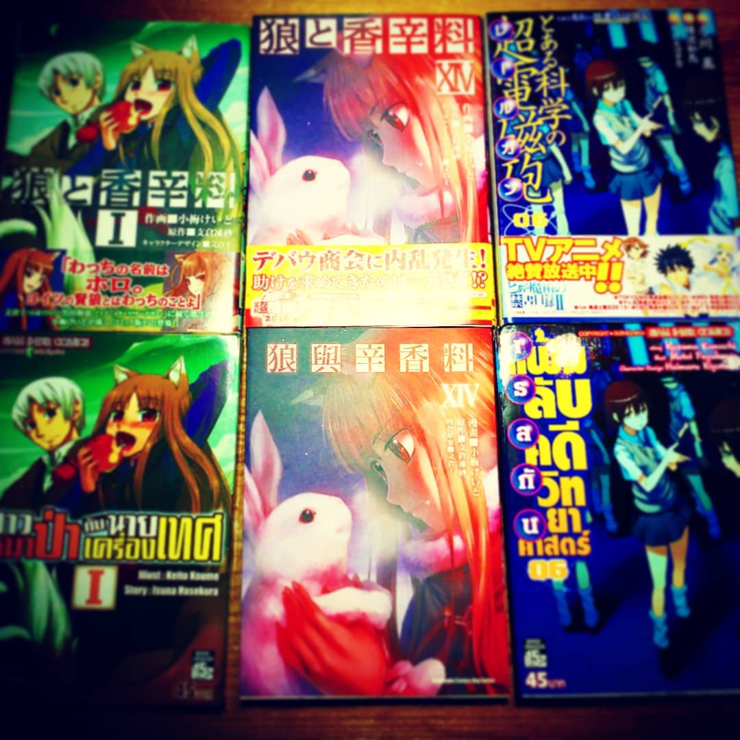 常連さんに貰った、店長デザインの #コミックス 海外版とオリジナルを比べつつ、開店です! #オタクバー