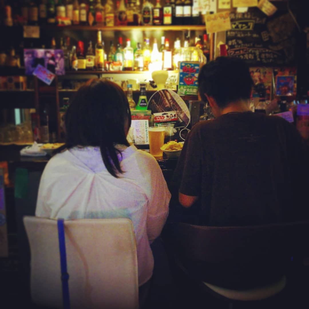 初っ端から女子2人来店、華やかにおキャッピーに開店です♪ #オタクバー