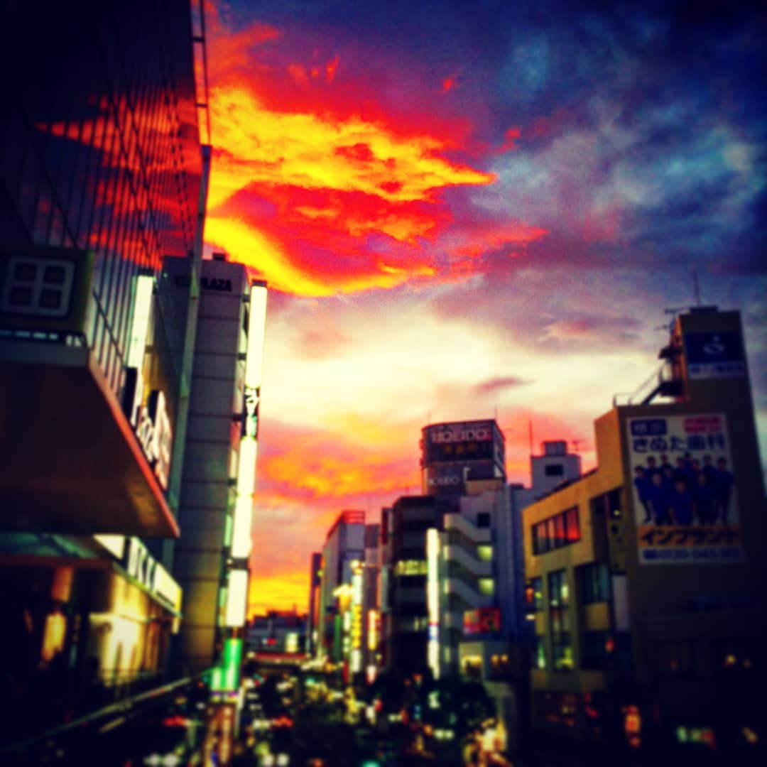 映画の書き割りのような #夕焼け に迎えられ、本日も #DJ-J #クラブSwingBy #ビートルズ特集! ミニライブ: #ABO、#裏道、#Sammy ♪ 開店です!