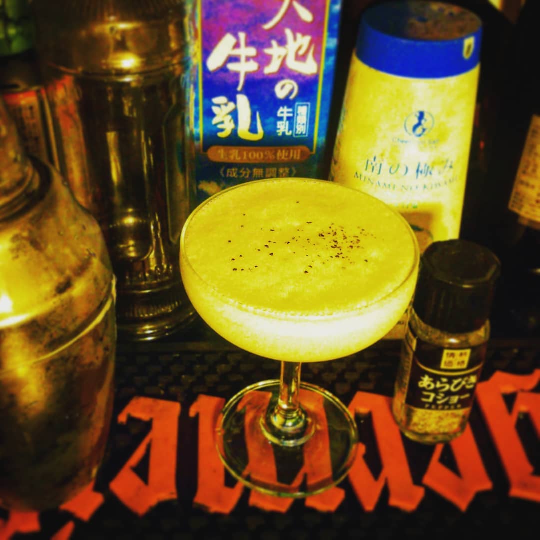 来週末の #エルトンジョン特集 オリジナル #カクテル、#CrocodileRock。#黒ウオツカ に #コーンスープ ! #オタクバー