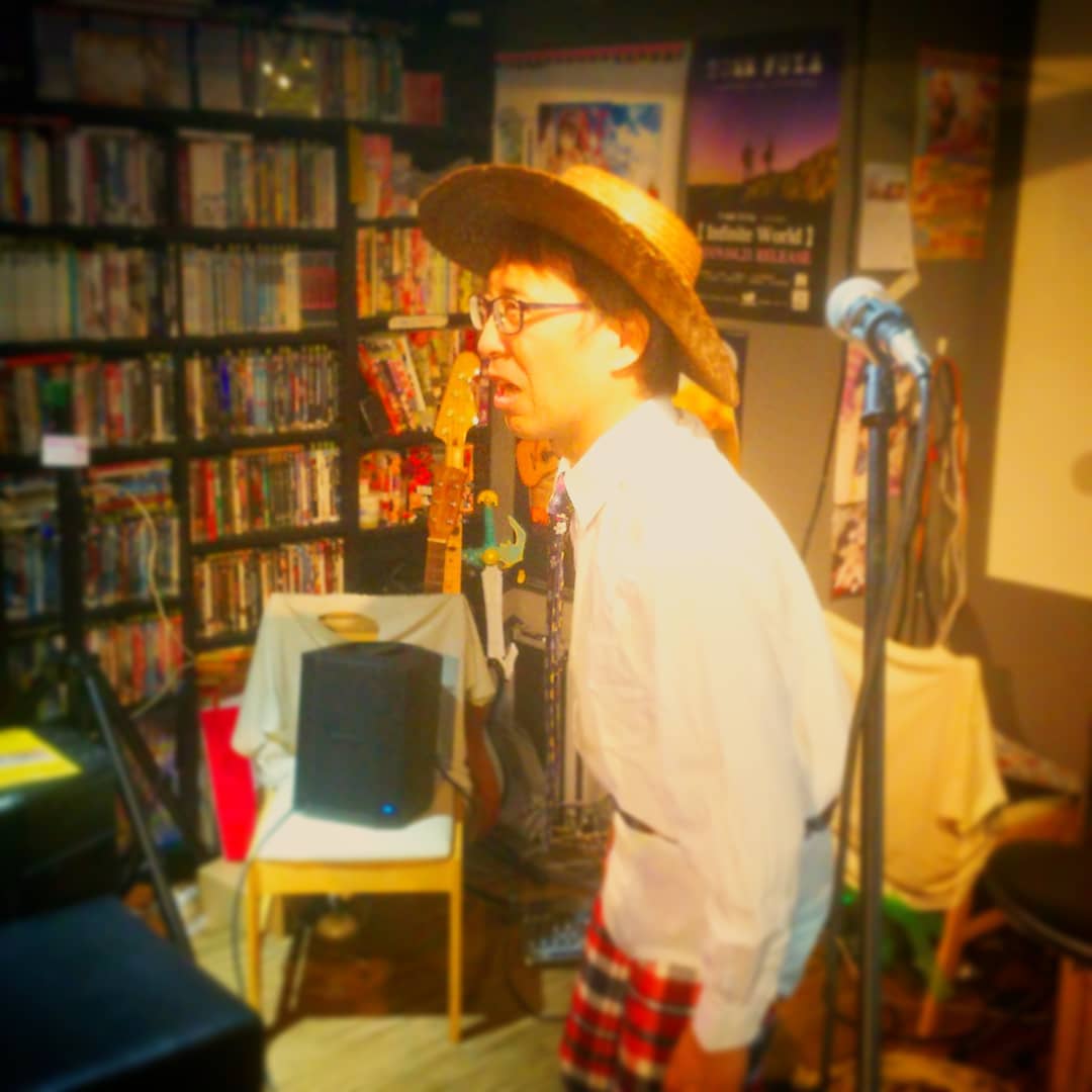 #酷く脂SHOW vol.22 トップバッターは #飯野弘雅 さんの #一人芝居 始まりました! #SF ですねー♪ #オタクバー