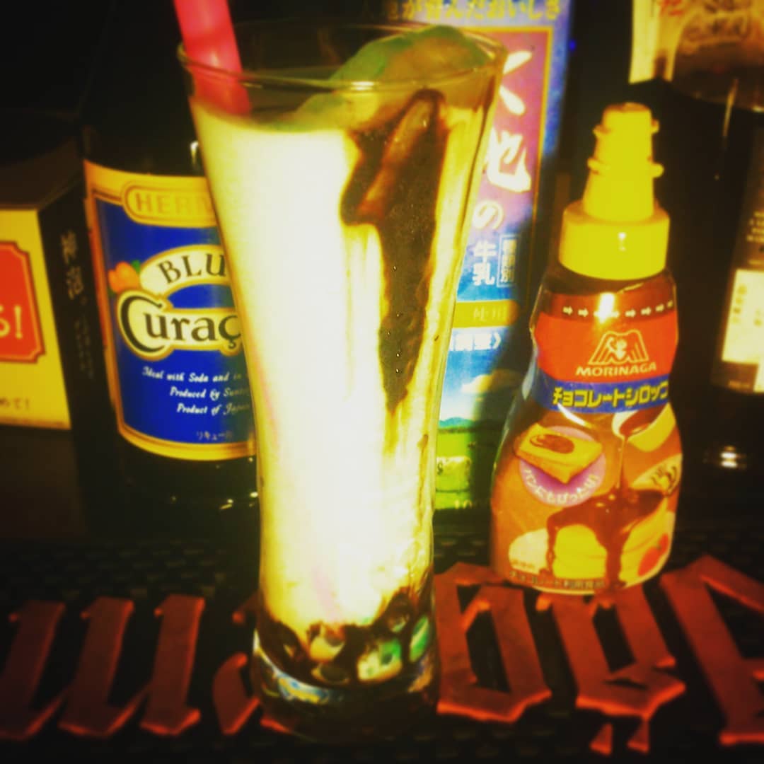 来週末の #アニメ会社倒産 イベント用 #オリジナルカクテル、#経営者不在。青くて甘い!#オタクバー