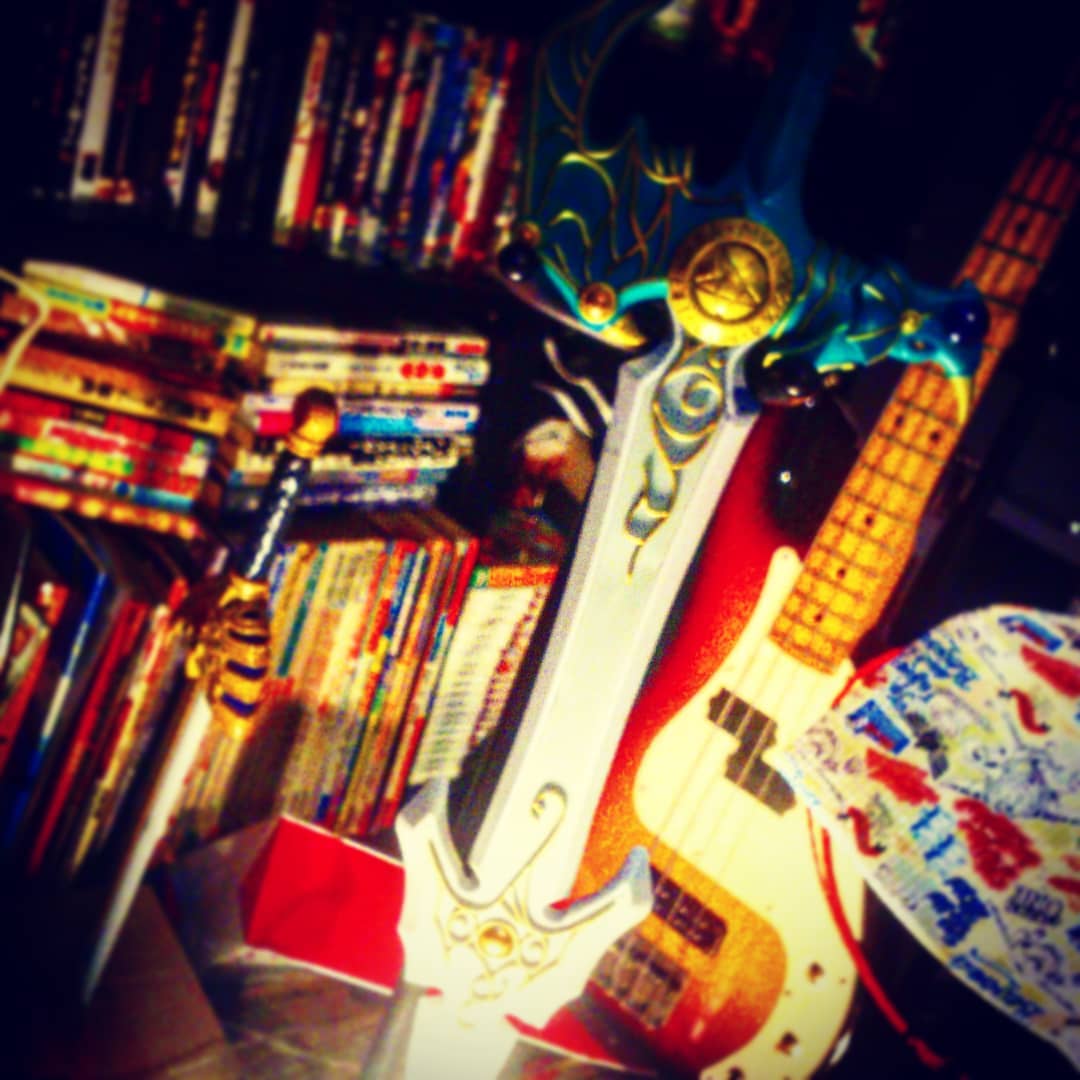 #伝説の剣 を守護しつつ、本日も開店です♪ #オタクバー