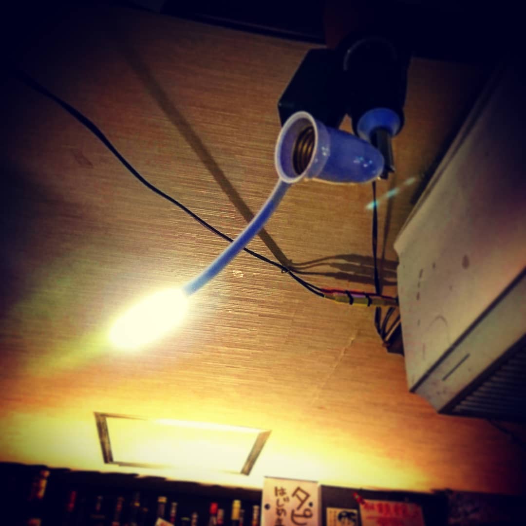 暗い場所で小さい文字が読みにくい高齢者向けライト設置! 開店します♪ #オタクバー
