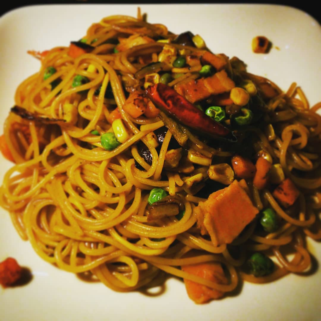 本日のまかない。激辛茄子とベーコンの焦がし醤油のパスタ。しょっぱ過ぎたかな。#オタクバー