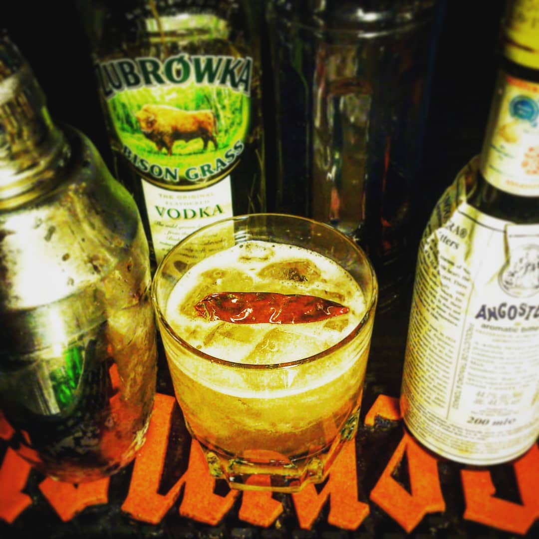 今週末の #フランクザッパ イベント用 #オリジナルカクテル、#WhoAreTheBrainPolice?。#共産主義 の国のお酒、#ウオッカ 2種に真っ赤な #唐辛子 まるまる1本! #オタクバー