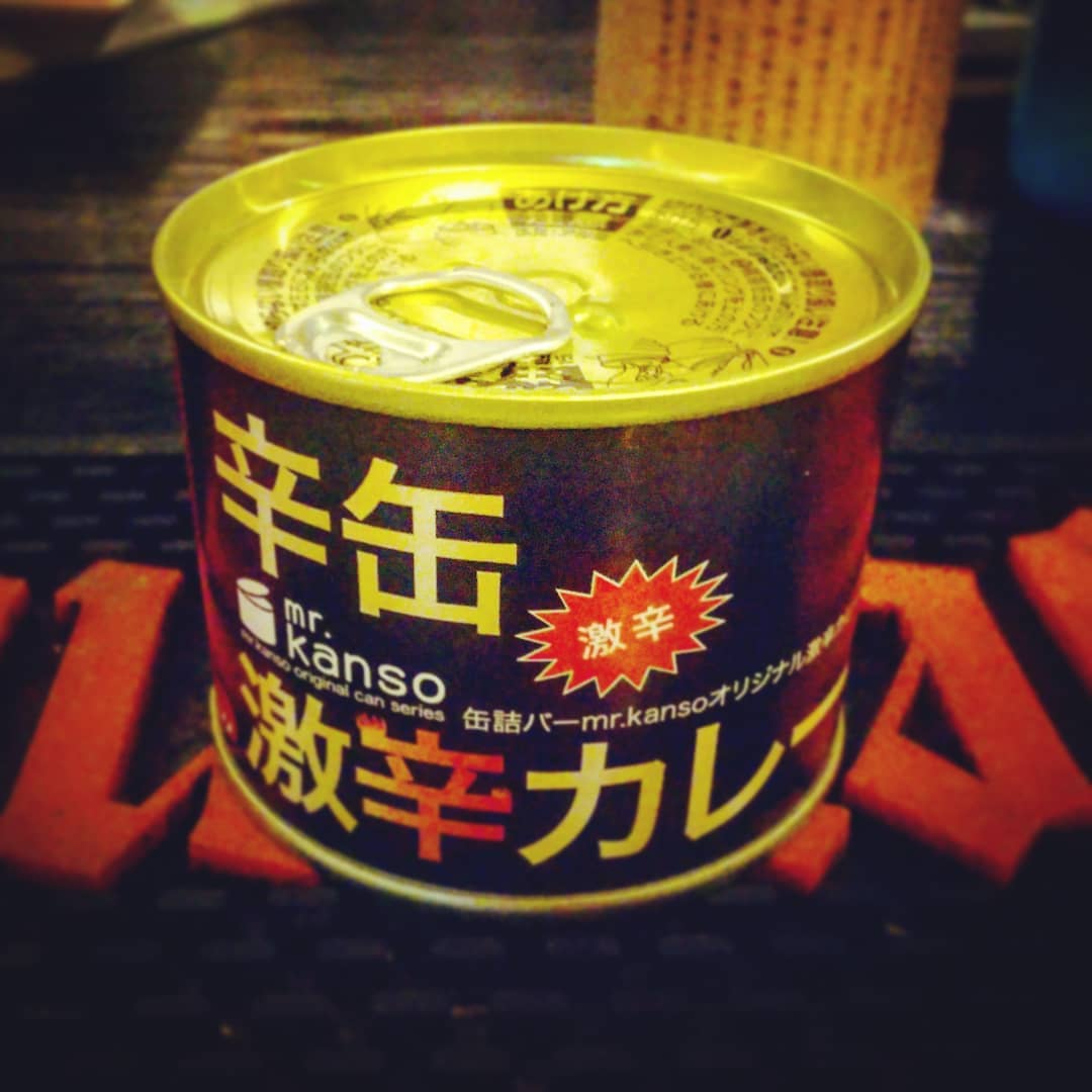 大阪出張帰りの常連さんよりお土産、#辛缶激辛カレー! みんなで頂きます♡ #オタクバー