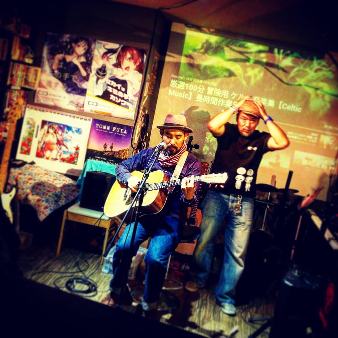 本日は #投げ銭ライブ #酷く脂SHOW! 出演は #角刈りデートクラブ、#上野誠、#江口優 ♪ 開店です! #オタクバー