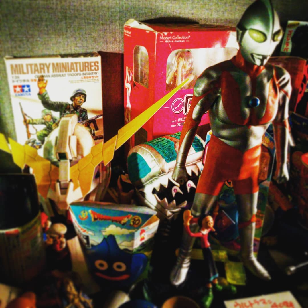 明日から #コミケ ！ 当店舞台の #同人誌 は店長参加の月曜です。開店です♪ #オタクバー