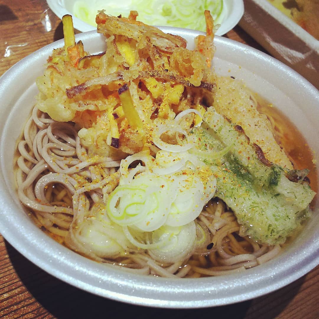 常連さんによる大量の #天ぷら と店で茹でたそばで #年越しそば ！ #オタクバー